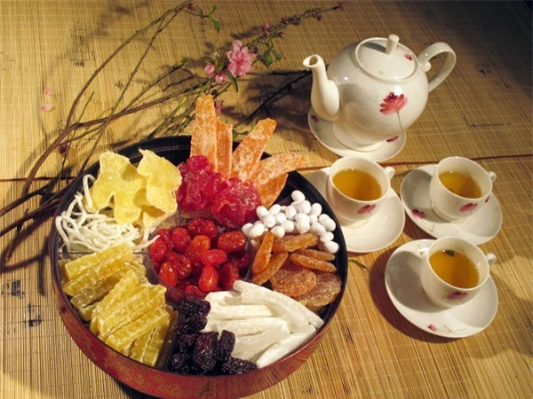 Mứt trà ngày Tết là đặc trưng của người Việt ta, nhà nào cũng có một mâm đãi khách.