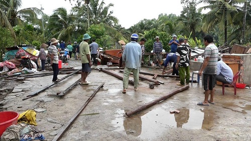 Hàng trăm căn nhà ở Đồng bằng sông Cửu Long bị sập, tốc mái do dông lốc 