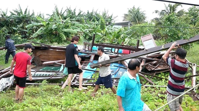 Tại Kiên Giang, giông lốc đã làm sập và tốc mái nhiều nhà dân. 