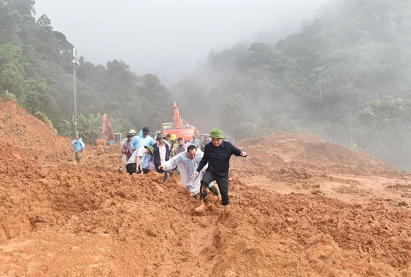 Phó Thủ tướng Chính phủ Trần Lưu Quang làm trưởng đoàn để kiểm tra và chỉ đạo công tác ứng phó, khắc phục hậu quả do mưa lũ, sạt lở đất tại đèo Bảo Lộc, Lâm Đồng. Ảnh VGP/ Hải Minh