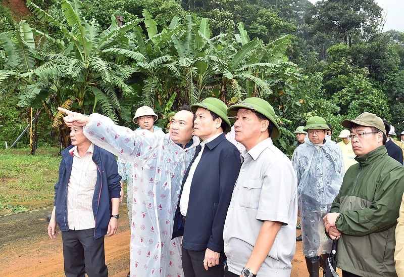 Lãnh đạo tỉnh Lâm Đồng báo cáo tình hình khắc phục hậu quả vụ sạt lở với Phó Thủ tướng Trần Lưu Quang. Ảnh VGP/Hải Minh.