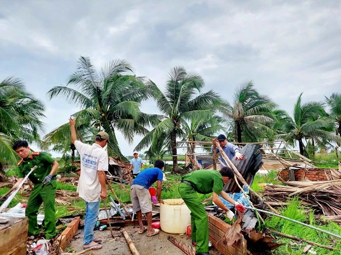 Tại Cà Mau, lực lượng công an, đoàn thanh niên  xuống địa phương giúp bà con khắc phục hậu quả giông lốc làm sập tốc mái nhiều nhà dân.