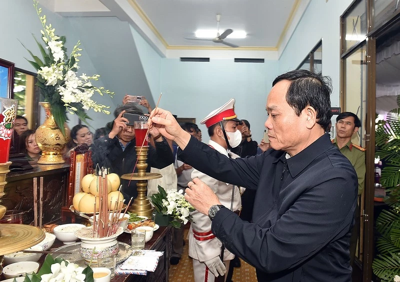 Phó Thủ tướng Trần Lưu Quang đã đến thăm, chia buồn, động viên gia đình các cán bộ, chiến sỹ đã hy sinh khi đang làm nhiệm vụ khắc phục hậu quả vụ sạt lở. 