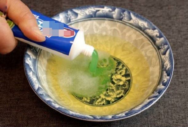 Bóp kem đánh răng vào bia, mẹo nhỏ hữu ích ai không biết quá tiếc