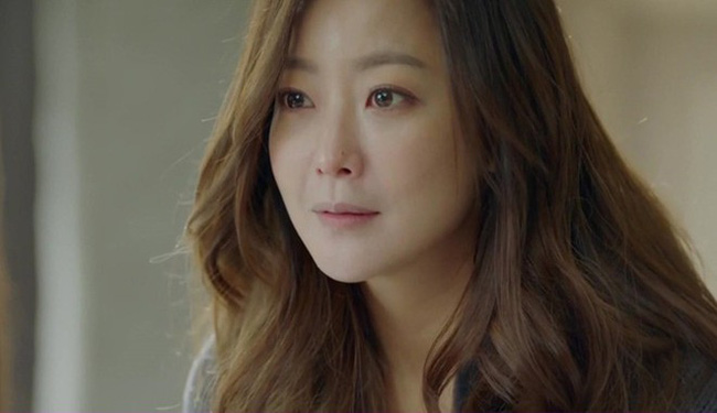 Mẹ chồng tôi khóc nức nở vì thương con gái đau đẻ, đến lượt con dâu thì bà lại nói mỗi một câu thế này