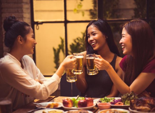 Trong bữa ăn xã giao, nên ghi nhớ 3 lời này, cả bàn sẽ nhìn bạn bằng ánh mắt ngưỡng mộ