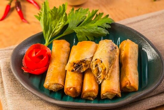 Không cần chiên ngập dầu, món chả ram tôm bắp vẫn vàng ươm, giòn rụm nhờ cách này