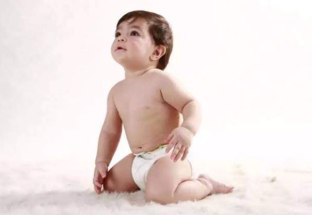 5 tư thế ngồi xấu dễ khiến trẻ gù lưng, mẹ giúp con sửa ngay kẻo tương lai thấp lùn