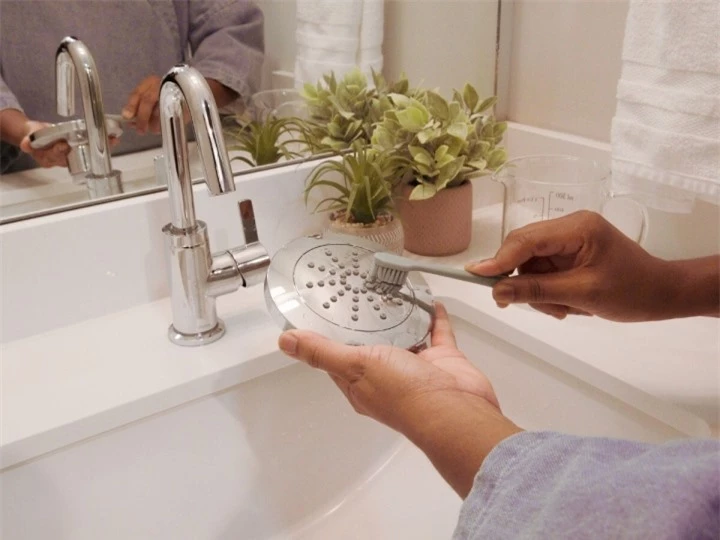 Bạn có thể sử dụng giấm trắng hay nước tẩy rửa bồn cầu để vệ sinh bề mặt vòi hoa sen đều được.