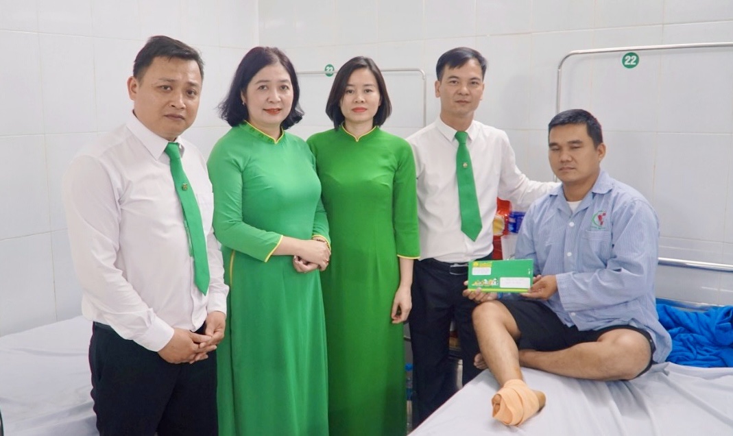 Hà Nội: Lái xe Mai Linh dũng cảm cứu 2 em nhỏ đuối nước