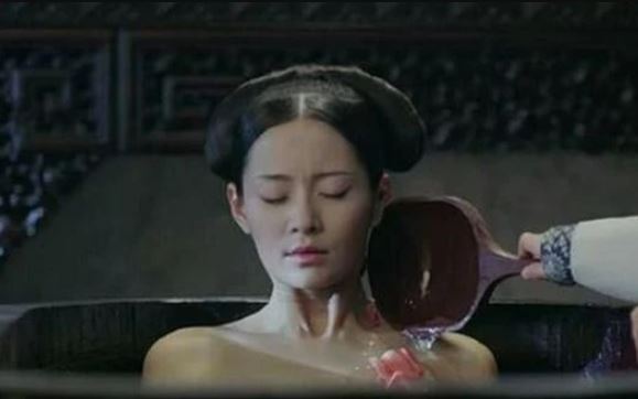 Vì sao thái giám thời xưa e ngại việc phục vụ phi tần tắm rửa?