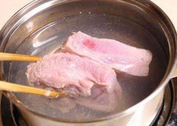 C&#xF3; n&#xEA;n ch&#x1EA7;n th&#x1ECB;t qua n&#x1B0;&#x1EDB;c s&#xF4;i?