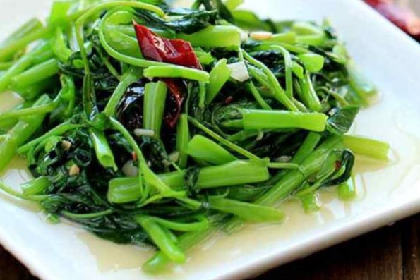 Mẹo xào rau muống xanh, giòn ngon như đầu bếp nhà hàng