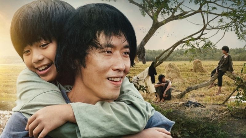 "Bé An" Hạo Khang thân thiết với "Út Lục Lâm" Tuấn Trần trong teaser poster phim "Đất Rừng Phương Nam"