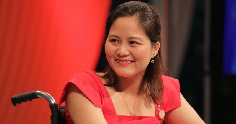 Cô gái 21 năm ngồi xe lăn, khởi nghiệp từ cây kim, sợi chỉ