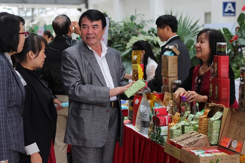Phó Chủ tịch UBND tỉnh Lâm Đồng trực tiếp tiếp thị sản phẩm đặc trưng của tỉnh với các doanh nghiệp quản lý sản thương mại điện tử. 