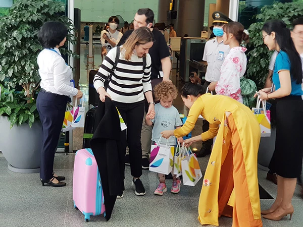 Du khách quốc tế hạ cánh sân bay Đà Nẵng trongn sự chào đón của ngganhf du lịch TP.
