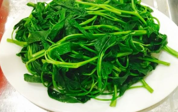 Luộc rau muống đừng cho ngay vào nồi: Thêm 1 bước này rau xanh giòn, ngon ngọt, không bị thâm đen