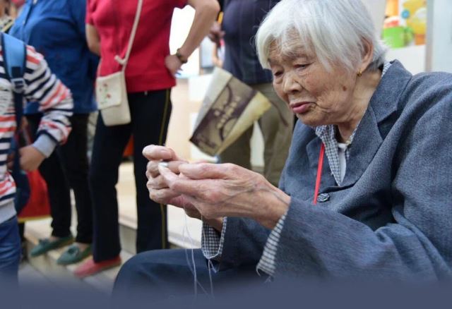 Người già có nên đưa tiền tiết kiệm cho con cái giữ không? 3 người chia sẻ thật lòng