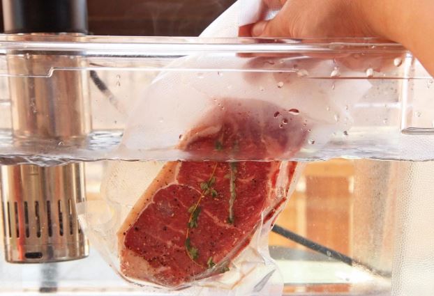 Sai lầm khi rã đông thịt khiến vi khuẩn tăng gấp 15 lần nhưng hiếm gia đình nào không mắc