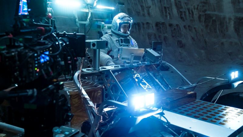 D.O. mặc trang phục nặng 10kg, "cô đơn trên cung trăng" suốt nửa năm để thực hiện The Moon: Nhiệm Vụ Cuối Cùng