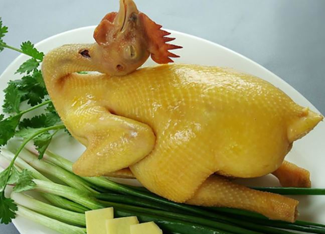 Luộc gà xong đừng bỏ ra đĩa ngay, làm thêm 1 bước gà giòn sần sật, thịt chắc, chặt không bị nát