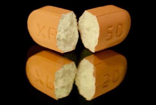 Lý do vì sao bạn không nên bẻ hoặc nghiền thuốc viên khi uống?