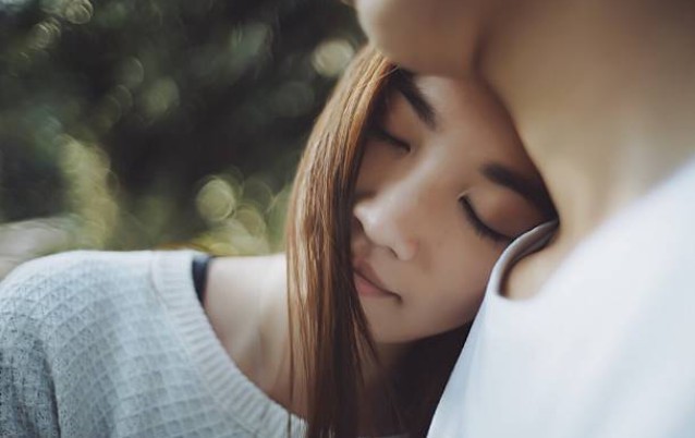 Trước hôn lễ hai ngày, anh hàng xóm mang bó hồng đến cầu hôn tôi ngay trước mặt chồng sắp cưới!!!