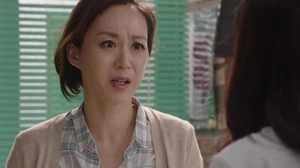 Bị mẹ chồng đọc trộm tin nhắn, sau đó khiến tôi 'tím mặt' vì hành động của bà