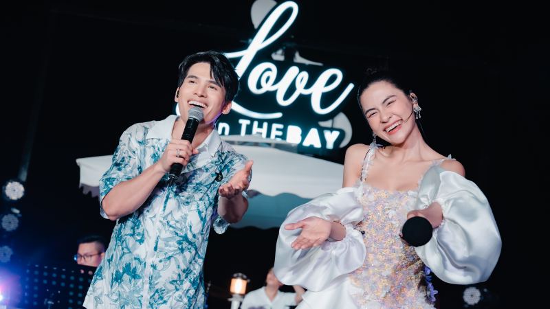 Khán giả cuồng nhiệt cầm ô hát dưới mưa cùng Hà Nhi và Quốc Thiên