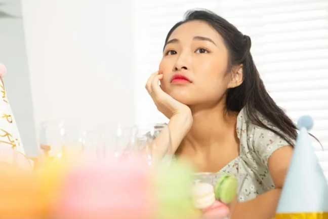 Mở tủ lạnh nhà chị dâu, tôi ngỡ ngàng vì món đồ chị cất kỹ