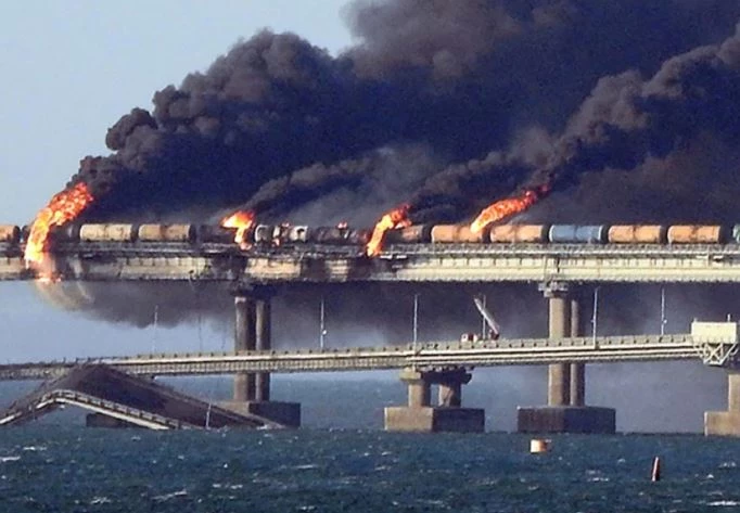 Cầu Crimea bốc cháy sau vụ tấn công ngày 8/10/2022. Ảnh: AFP.