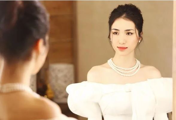 Phụ nữ tinh tế, khí chất hiếm khi đeo vàng: Họ đổi sang 4 loại đắt tiền hơn bạn nhìn vào tai sẽ rõ