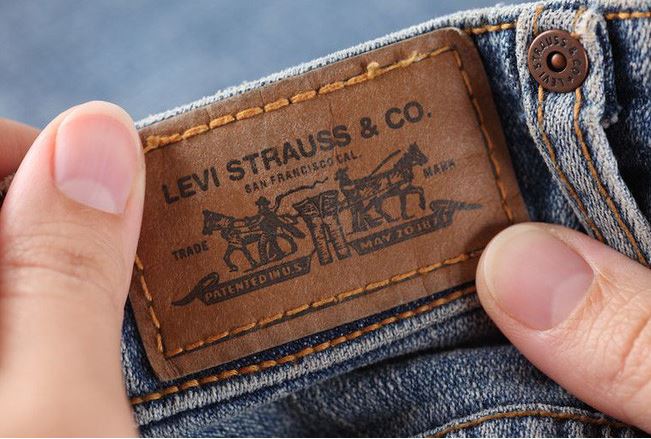 Vì sao quần jeans đều có miếng da đằng sau cạp quần: 90% nghĩ để trang trí hóa ra có công dụng bất ngờ