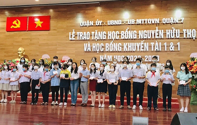 Lễ trao tặng học bổng ở quận 7, TP Hồ Chí Minh.