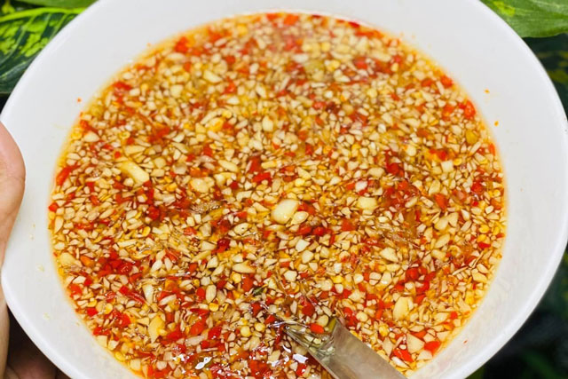 Pha nước mắm chua ngọt nếu muốn tỏi ớt nổi lên 100% "không trượt phát nào" thì đây là bí quyết chị em phải luôn nhớ!