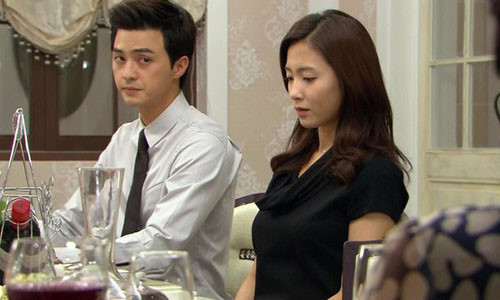 Cuộc sống "bĩ cực" sau cánh cửa vàng của nhà chồng đại gia