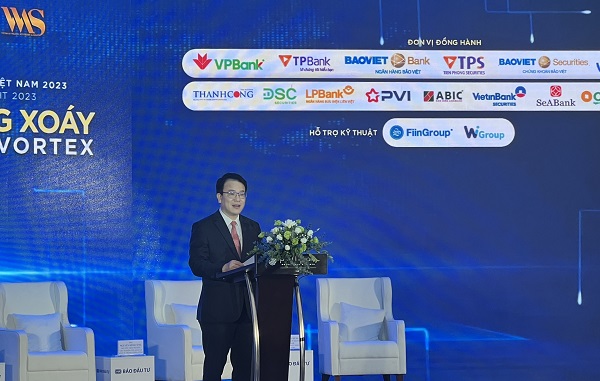 Các doanh nghiệp đang phải “bơi trong dòng xoáy khó khăn”