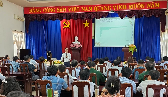 Ông Nguyễn Văn Hiếu - Phó Cục trưởng Cục Báo chí Bộ TT&TT dự lễ khai giảng tại điểm cầu Cần Thơ sau đó giảng dạy chuyên đề đầu tiên của chương trình học.