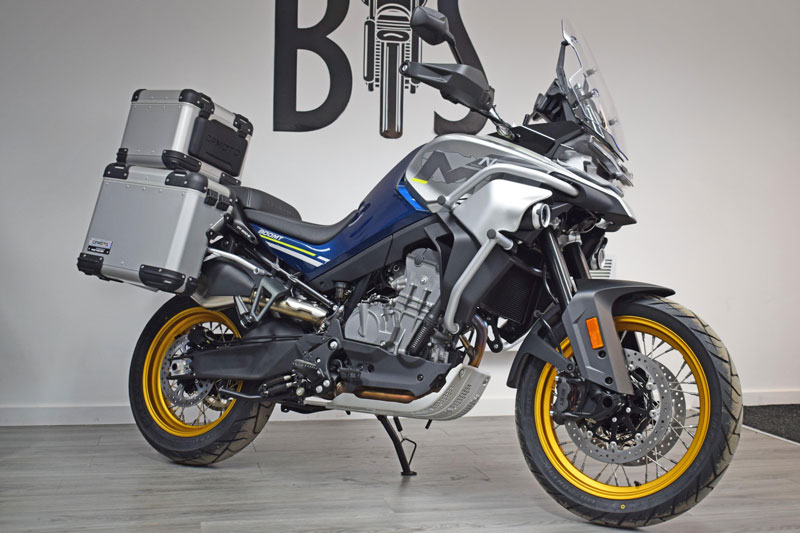 Môtô địa hình 800 phân khối, phanh ABS 2 kênh, giá 255 triệu đồng tại Việt Nam