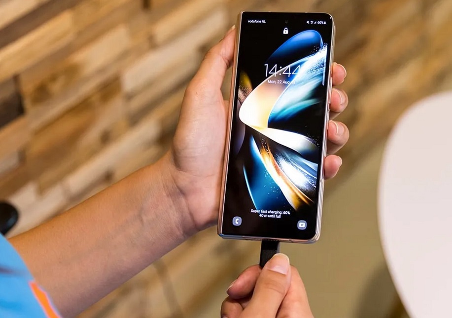 Nên cắm sạc vào ổ điện trước hay cắm vào điện thoại trước? Nhiều người mắc sai lầm gây hại pin mà không biết