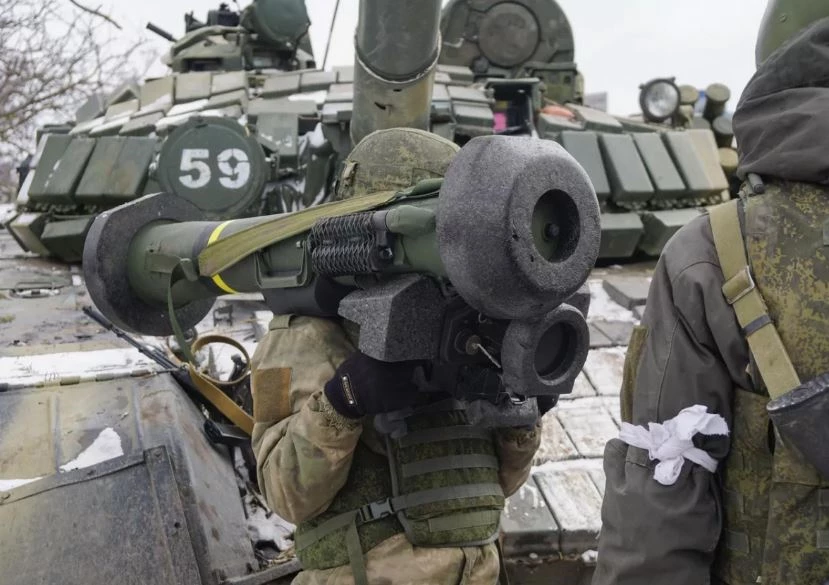 Dân quân Cộng hòa nhân dân Donetsk (DPR) mang tên lửa chống tăng Javelin thu được ở Mariupol. Ảnh: Sputnik.