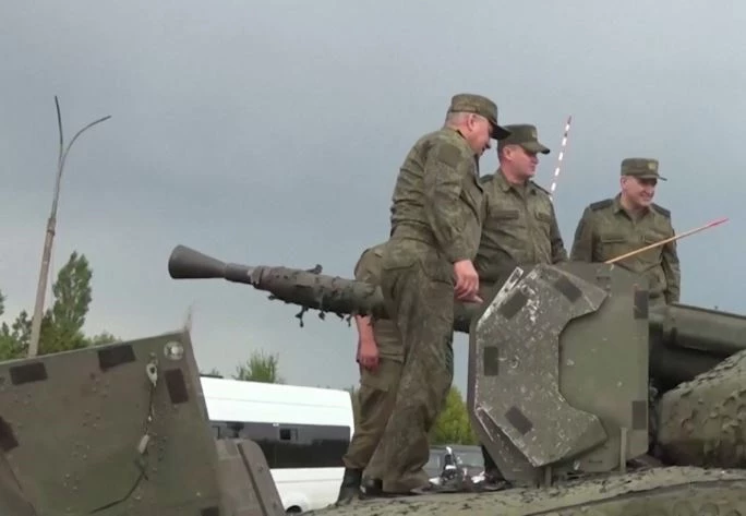 Bộ trưởng Quốc phòng Shoigu thị sát xe CV90 mà Nga thu được ở Ukraine. Ảnh: Bộ Quốc phòng Nga.