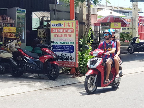 Tại Đà Nẵng đang xuất hiện ngày càng nhiều cơ sở cho khách du lịch thuê ô tô, xe máy tự lái, nhất là ở khu vực ven biển.