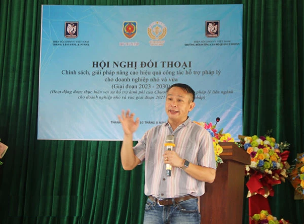 Luật sư Lê Quang Ngọc, Giám đốc công ty luật quốc tế Thiên Việt (Viet Sky), Trưởng ban pháp chế Hội truyền thông số Việt Nam (VDCA) trao đổi tại hội nghị.