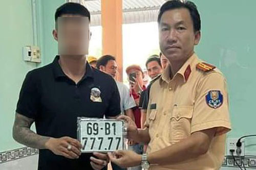 C&#xE0; Mau: Ch&#x1EE7; xe &#x111;eo bi&#x1EC3;n s&#x1ED1; &#x27;ng&#x169; qu&#xFD;&#x27; 777.77 rao b&#xE1;n xe gi&#xE1; n&#x1EED;a t&#x1EF7;