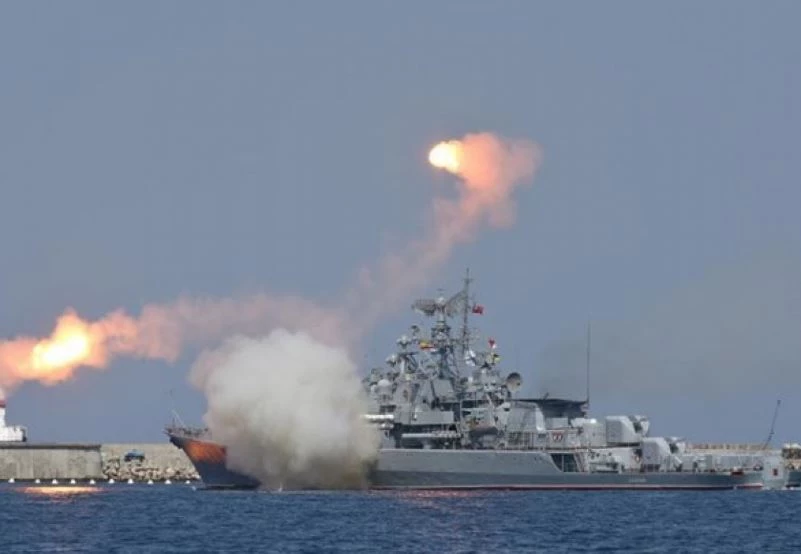 Tàu chiến Nga phóng tên lửa ở Biển Đen. Ảnh: Reuters.