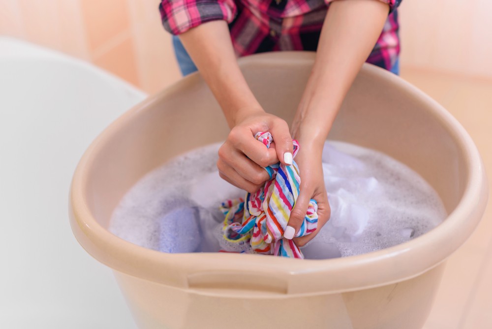 Quần áo dính dầu mỡ vò rã tay không sạch: Hãy áp dụng ngay một trong những cách này!