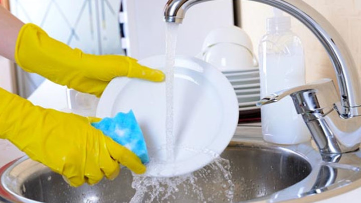 Rửa chén bằng nước nóng hay nước lạnh thỉ tốt hơn