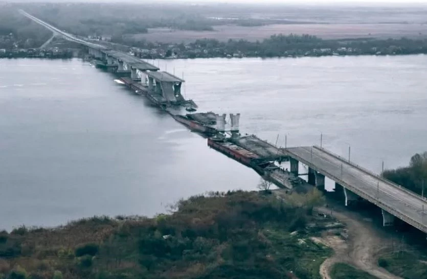 Cầu đường bộ Antonivsky bắc qua sông Dnipro ở Kherson bị phá hủy một phần. Ảnh: AP.